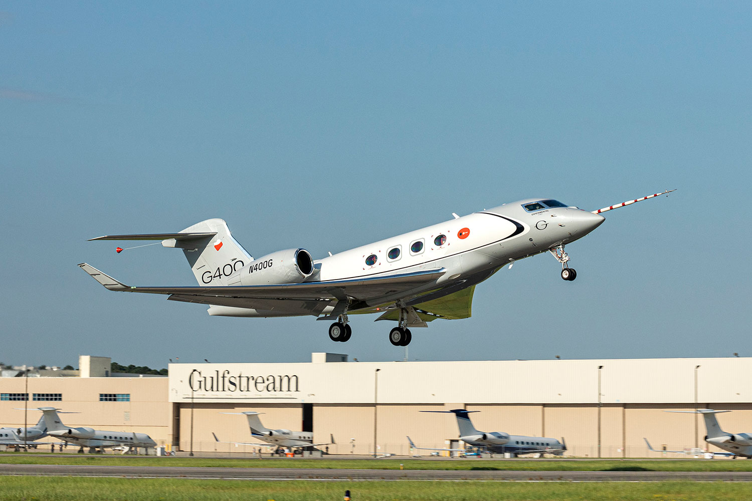 EL NUEVO GULFSTREAM G400 COMPLETA SU PRIMER VUELO.